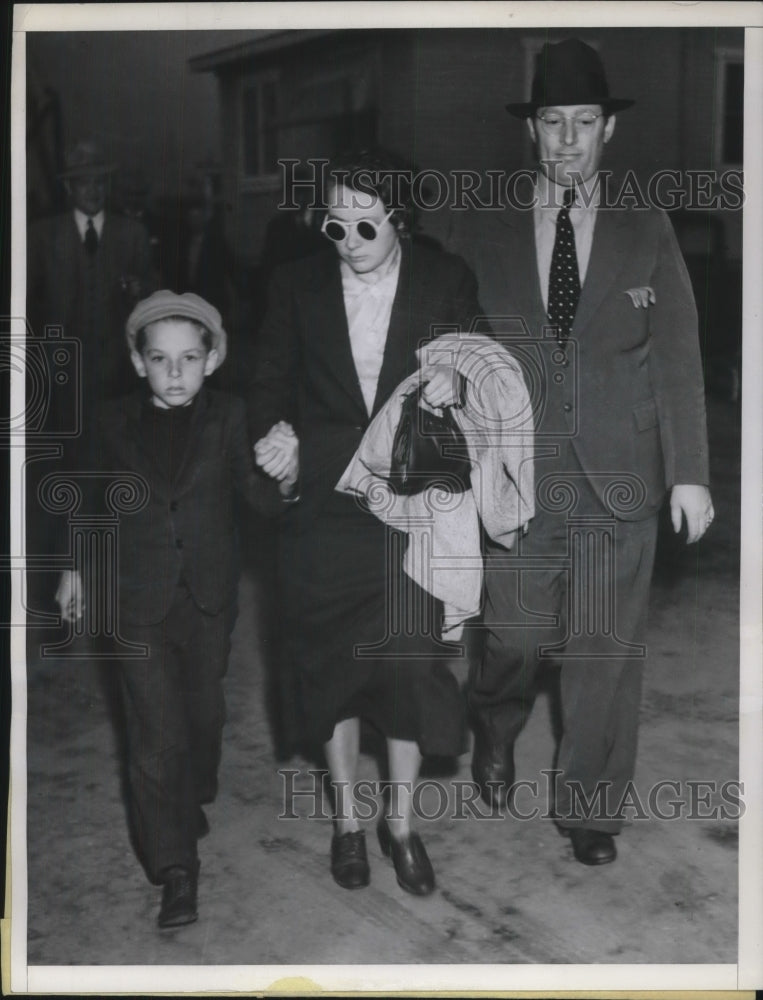 1937 Press Photo Gertrude Turner and her son after 2 people went missing - Historic Images