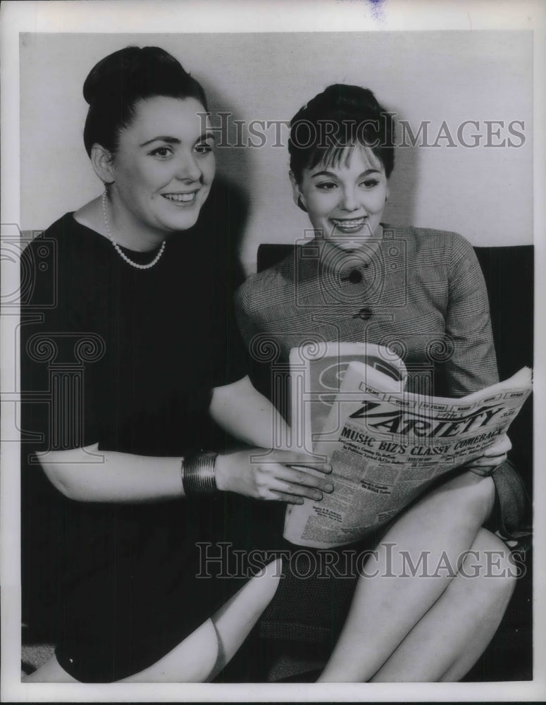 1960 Press Photo Geraldine Toohey And Joyce Weiss Read Variety Magazine - Historic Images