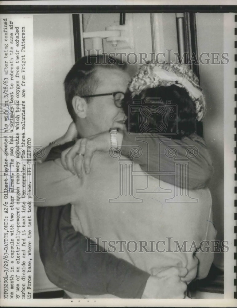 1963 Press Photo Gilbert Taylor Greets His Wife At Conclusion Of Test Flight-Historic Images