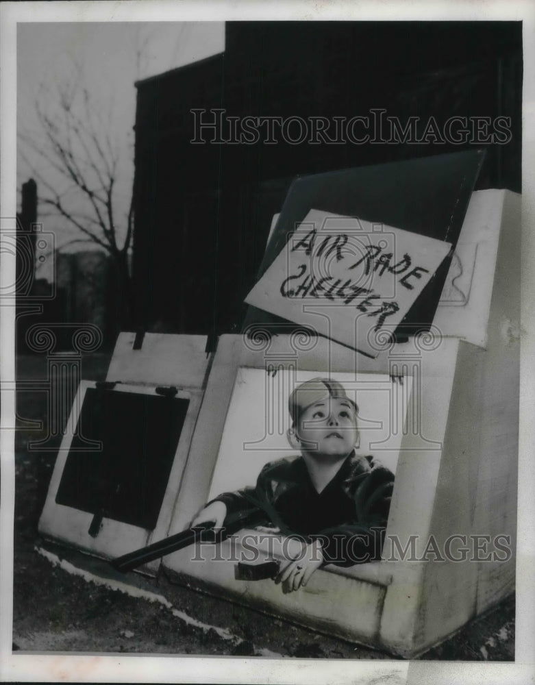 1942 Press Photo Emery James Dokman at Age 9 in his Air Raid Shelter in Detroit - Historic Images