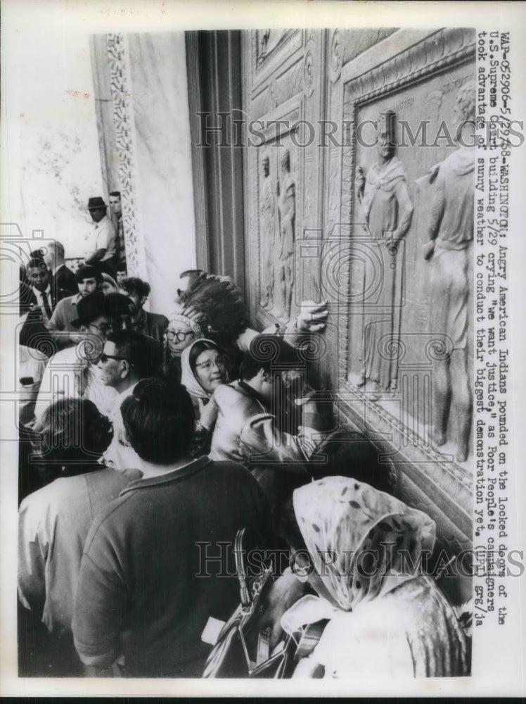 1968 Press Photo Angry American Indians pounded on the doors of US Supreme Court - Historic Images