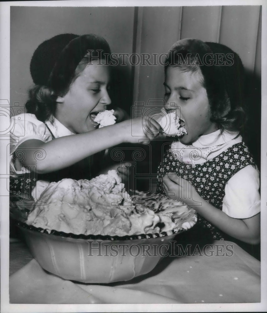 1953 Gaintler Twins Share New Mellorine Ice cream in Dallas Texas - Historic Images