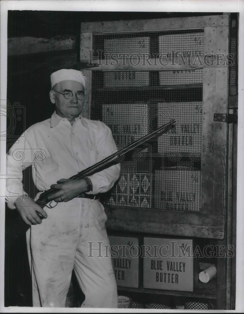 1948 Press Photo Man Guards Blue Valley Butter With Gun - Historic Images