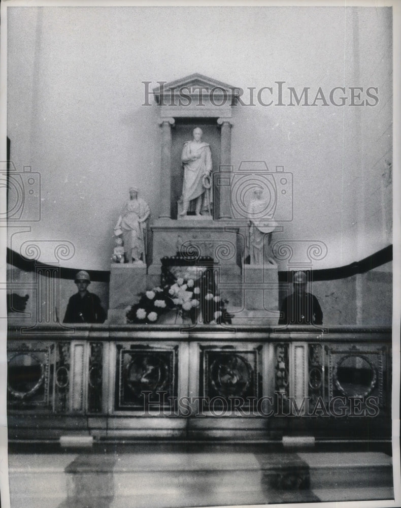 1969 Press Photo Soldiers Guard Tomb of Simon Boliver in Caracas, Venezuela - Historic Images