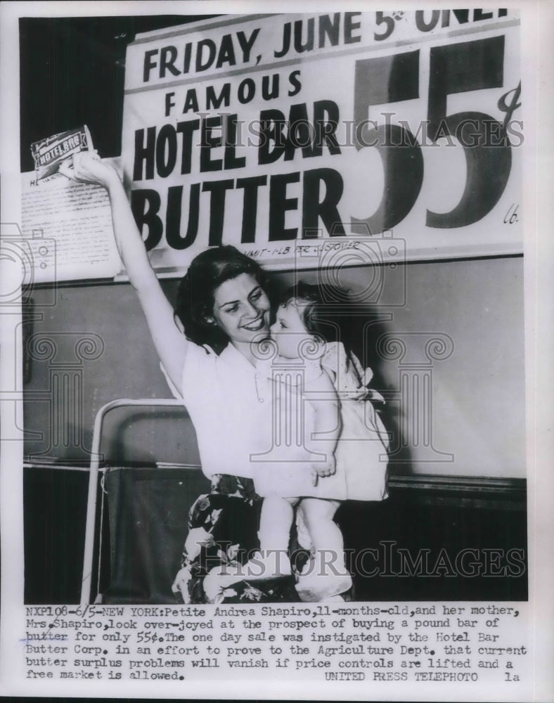 1953 Press Photo Andrea Shapiro &amp; Mother Buying Butter for .55 Pound - Historic Images