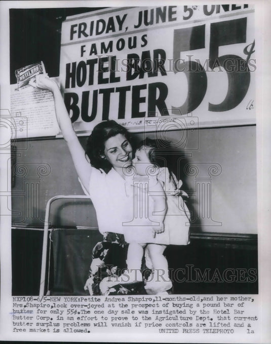 1953 Press Photo Andrea Shapiro & Mother Buying Butter for .55 Pound - Historic Images