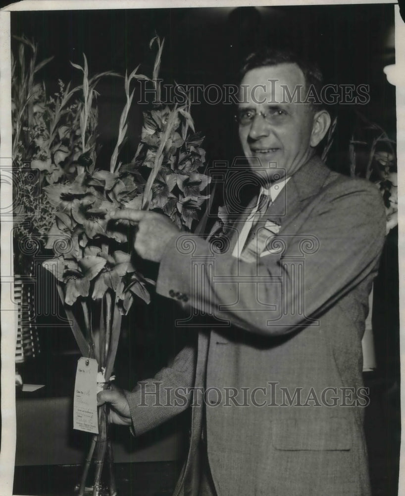 1931 Press Photo Dr A.T. McLean holding flowers while posing for photo - Historic Images