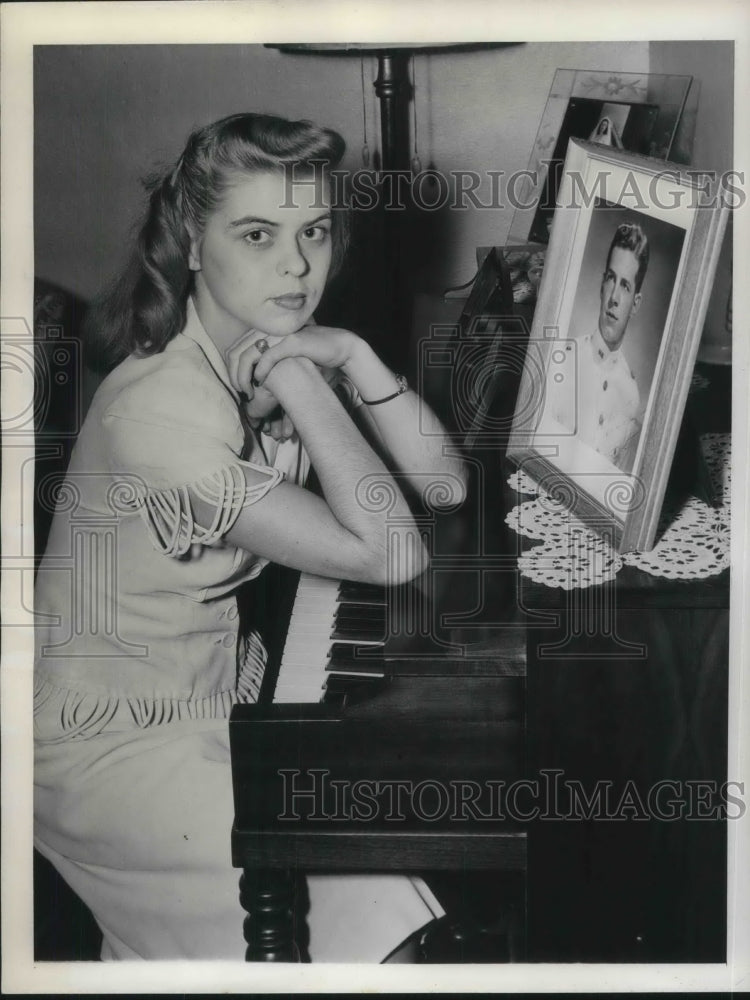 1945 Press Photo Pricilla Johnson looking at the picture of her fiance - Historic Images