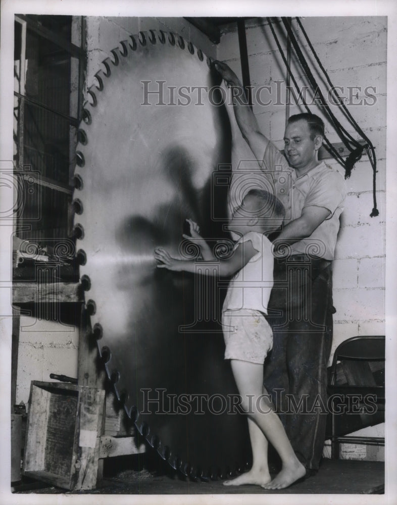 1954 Press Photo Frank White &amp; Calvin Hudson Standing By 295 Pound Saw - Historic Images