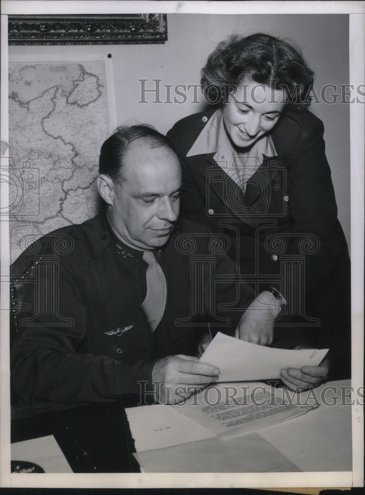 1945 Press Photo Col. John Harlan Amen &amp; Secretary Margaret Galvin-Historic Images