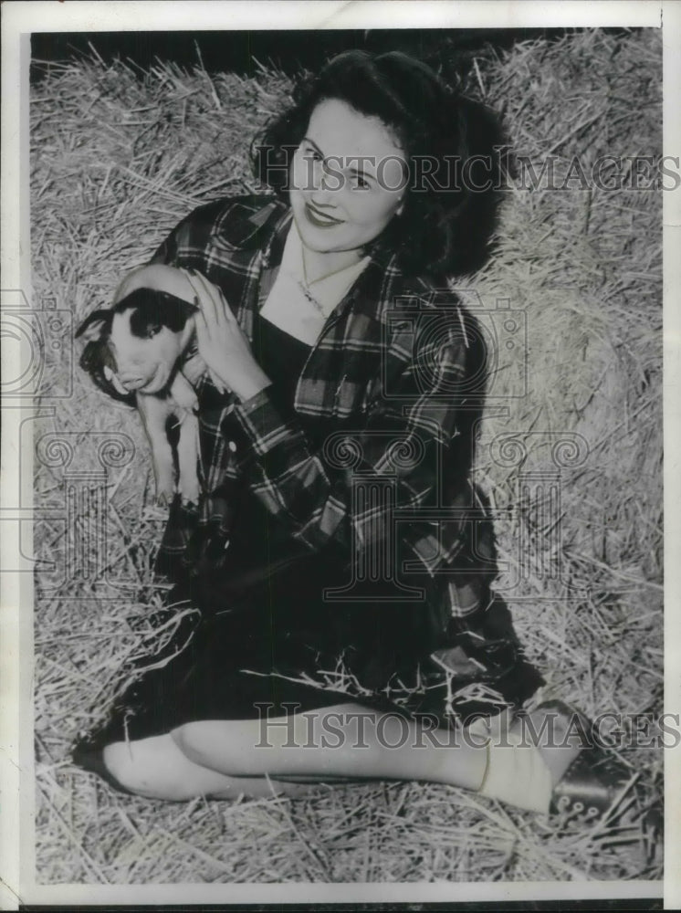 1941 Press Photo University of Missouri student shown holding baby pig - Historic Images