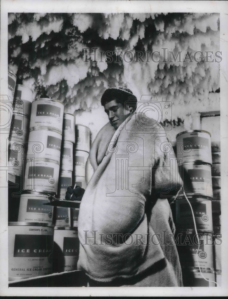 1947 Press Photo Man shown working in Ice Cream plant in Bridgeport Connecticut-Historic Images