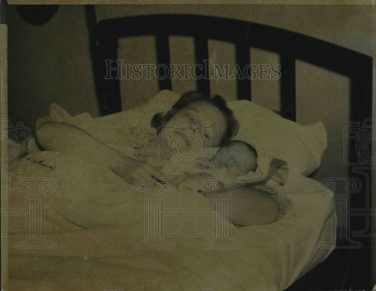 1940 Press Photo Mrs Homer Holt & Infant Son Robert Holt - Historic Images