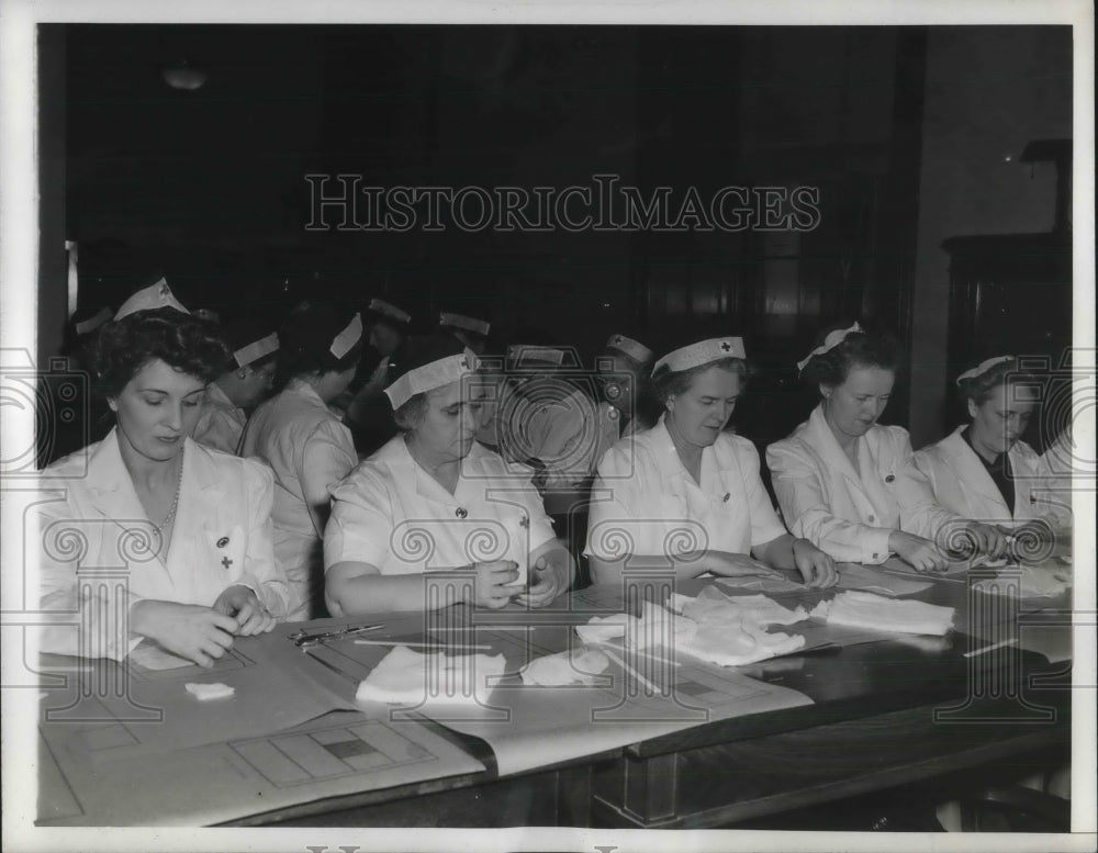 1943 Press Photo Wives of Senators Visit Senate Office Building Aid Red Cross - Historic Images