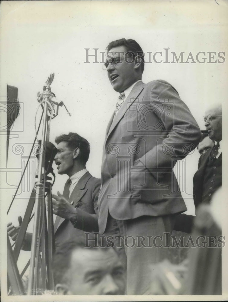 1937 Homer Martin joining the singing during the AUW rally - Historic Images