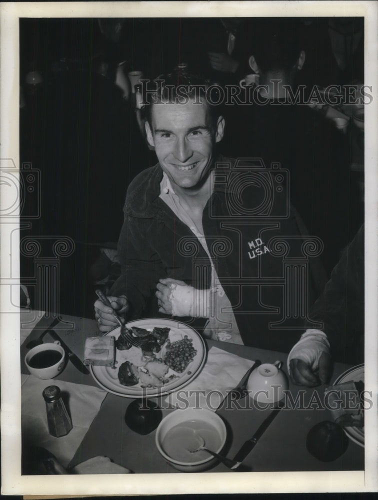 1945 Press Photo Camp Knack Pvt. Daniel J. Raymond - Historic Images