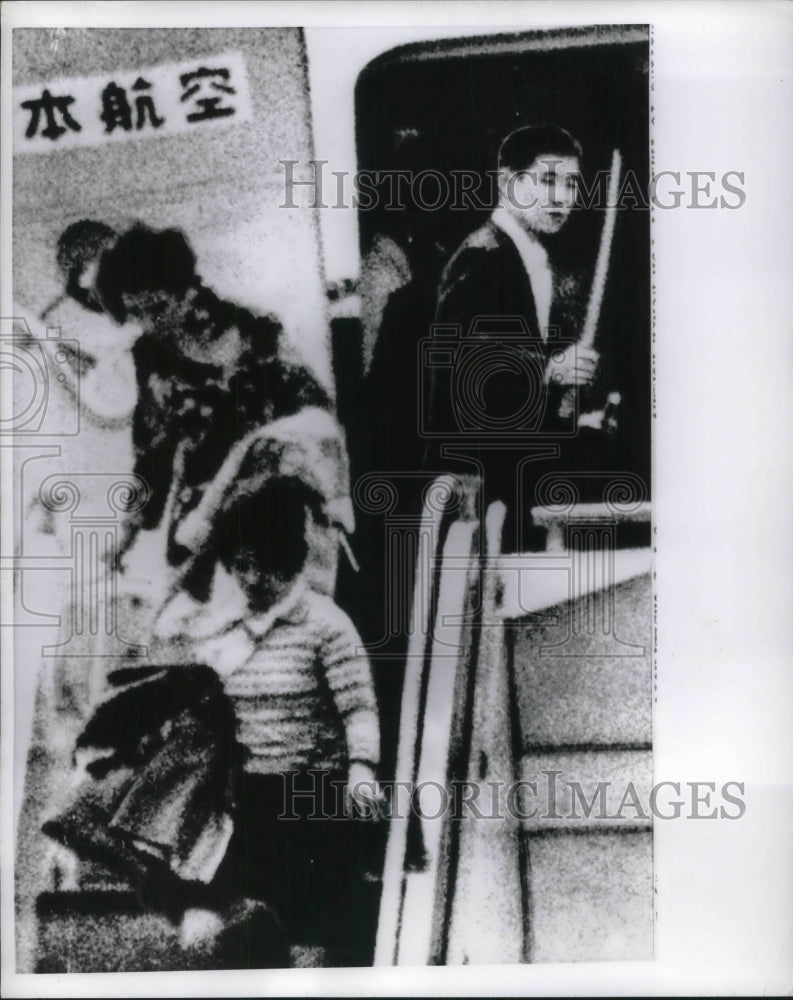 1970 Press Photo Student Hijacker Holding Small Samurai Sword Watches Women - Historic Images