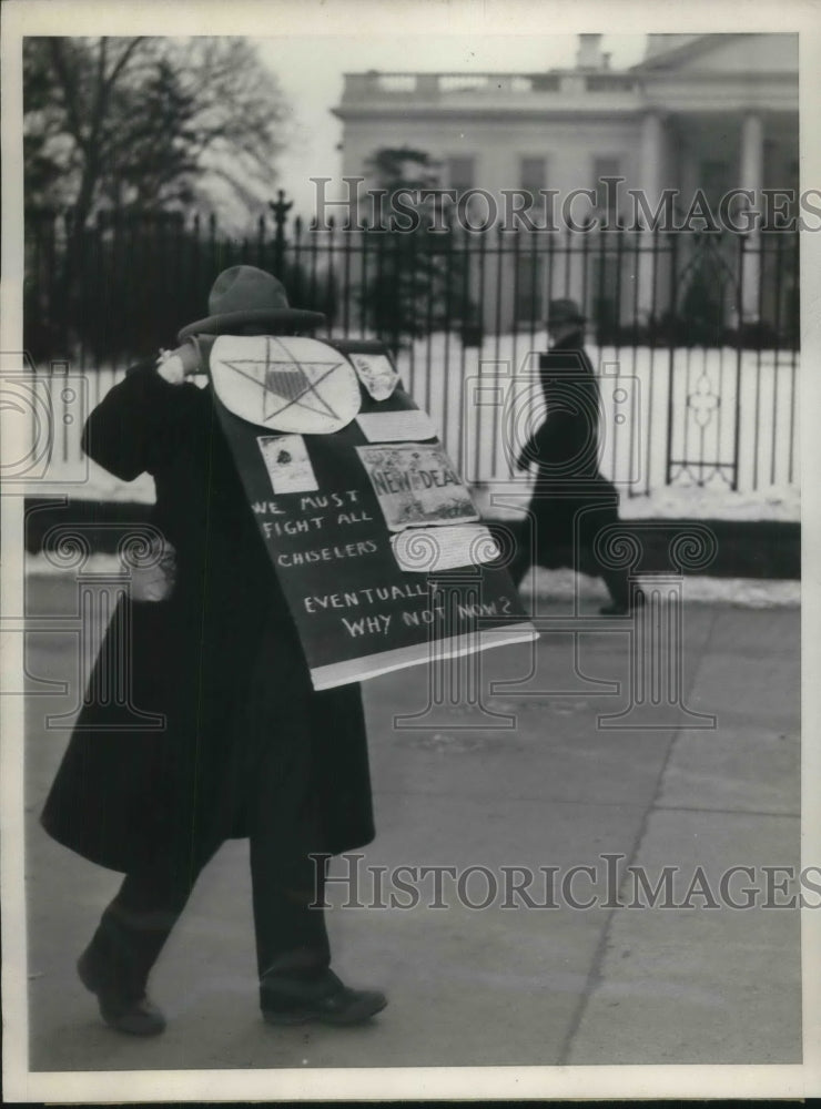 1936 Press Photo The Mysterious Mr. X Shown Picketing The White House - Historic Images