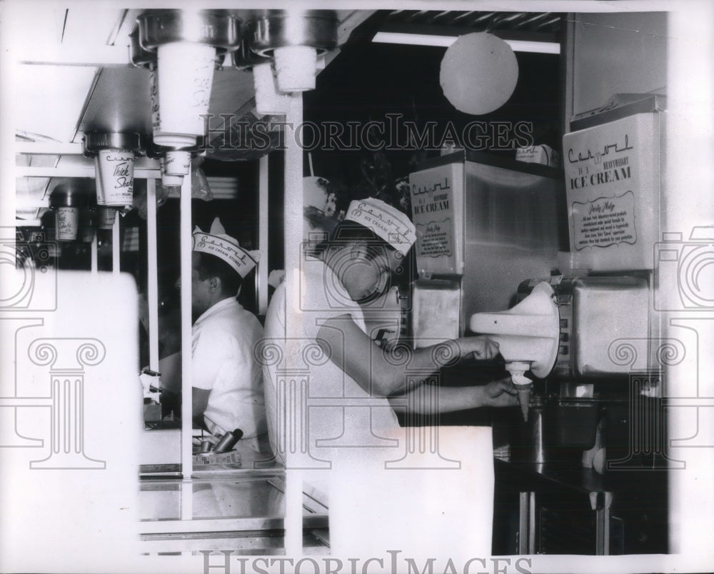 1964 Press Photo Franchisee Rbt Rosenberg &amp; countermen at his donut shop - Historic Images