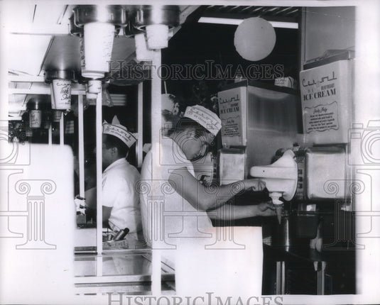 1964 Press Photo Franchisee Rbt Rosenberg & countermen at his donut shop - Historic Images