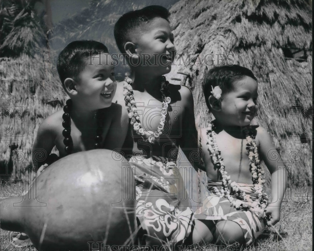 1953 Press Photo Hawaiian children hoping for Santa Claus - Historic Images