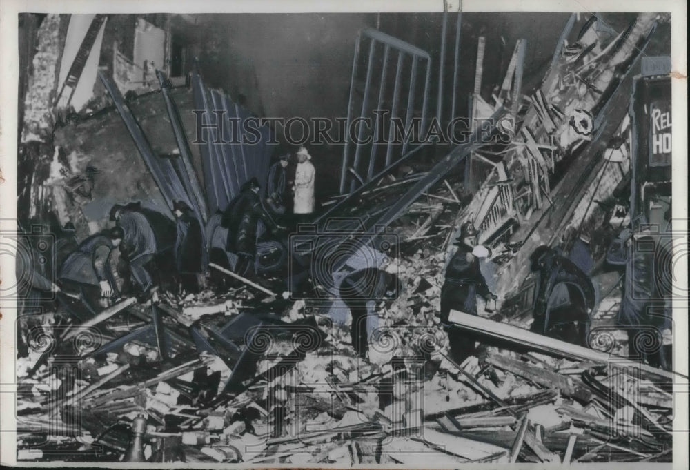 1953 Press Photo Firemen Clear Debris In Search for 9 Missing Firemen in Chicago-Historic Images