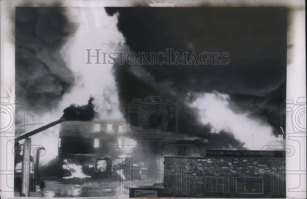 1955 Press Photo Fire at Chicago Consolidated Biscuit Company - Historic Images