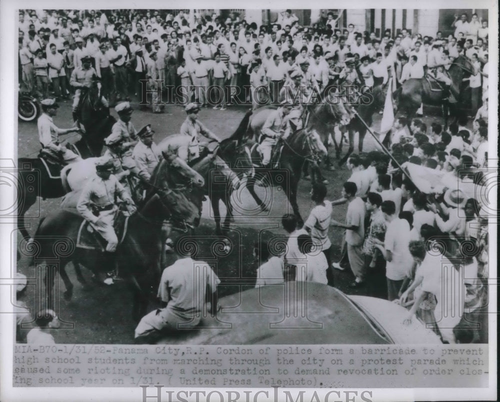 1952 Press Photo Panama City Cordon Of Police Form A Barricade To Prevent - Historic Images