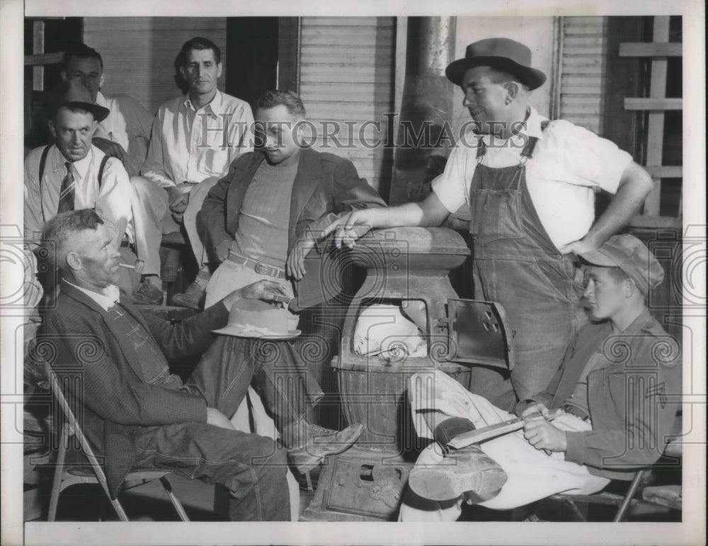 1946 Press Photo Cousin of Board Member Wallace First to Vote No Against Commiss - Historic Images