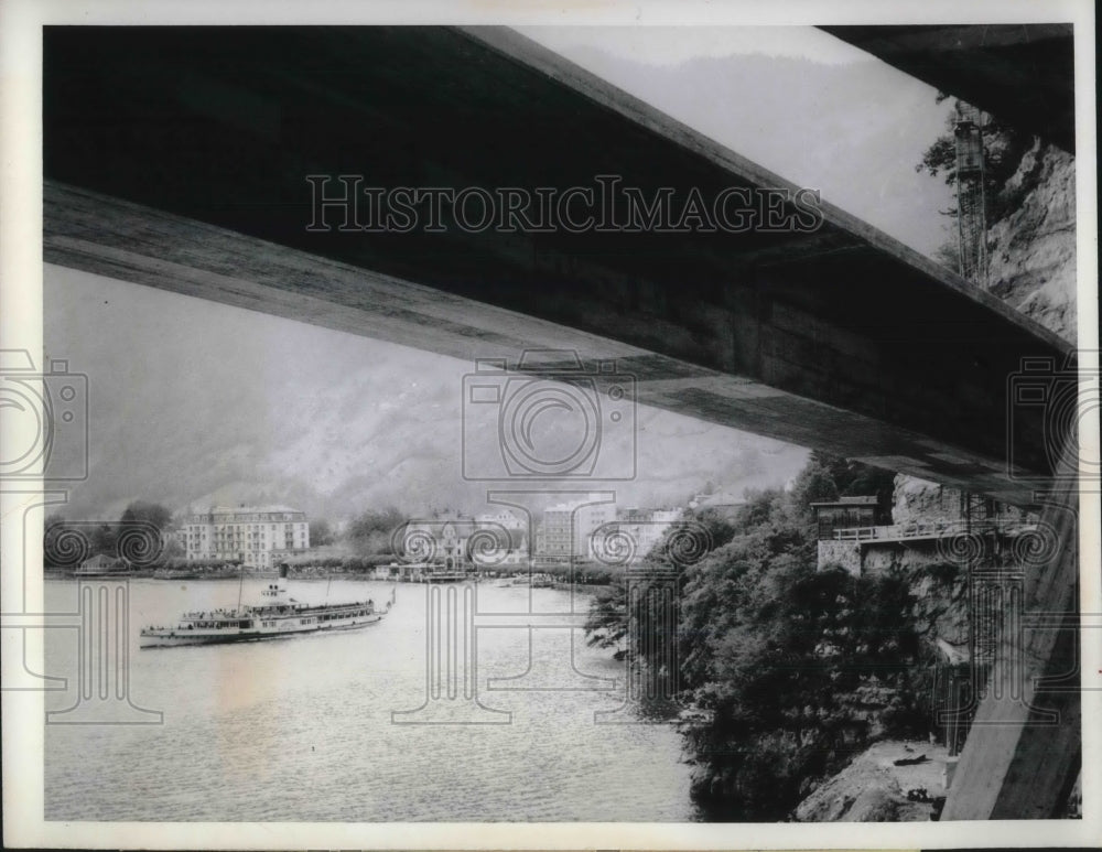 1964 Press Photo New Highway Contrasts Old World Of Brunnen Switzerland - Historic Images