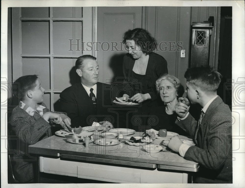 1950 Press Photo Raymond M. Hilliard,Mrs. Hilliard,Anna Hilliard &amp; Son Ray - Historic Images