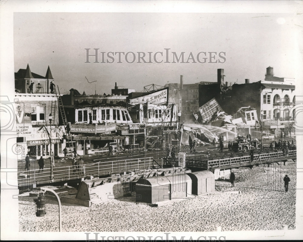 1943 Press Photo The Coast Guard joins Fireman to fight fire in Atlantic City - Historic Images