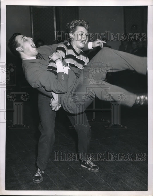 1950 Press Photo Frankfurt, Germany couple demonstrate Be-bop dance - Historic Images