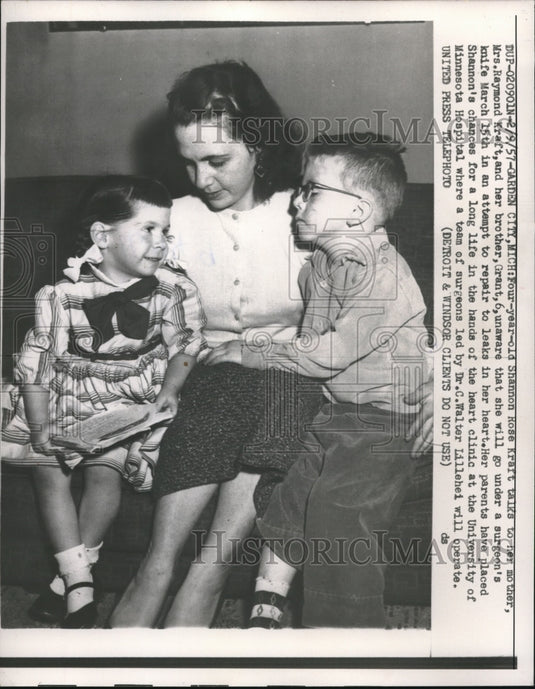 1957 Press Photo Shannon Kraft Who Will Need Surgery Talks With Mother & Brother - Historic Images