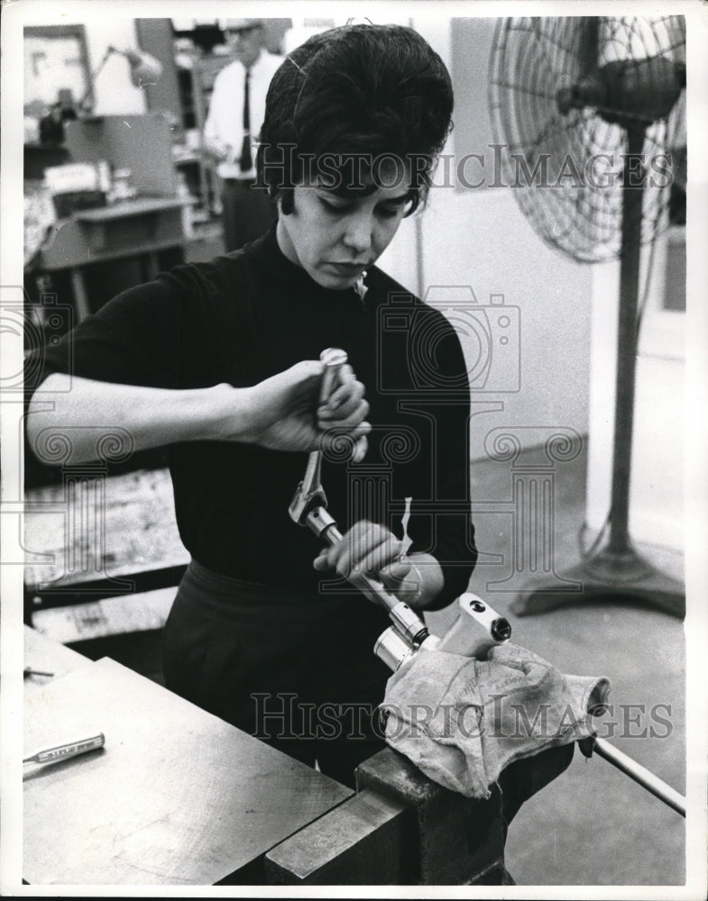 1969 Press Photo Sylvia Wills training course for power tool use - neb96612 - Historic Images