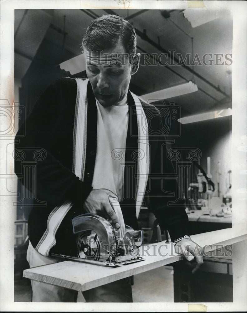 1970 Press Photo Power Tool Institute, power saw operation saety - Historic Images