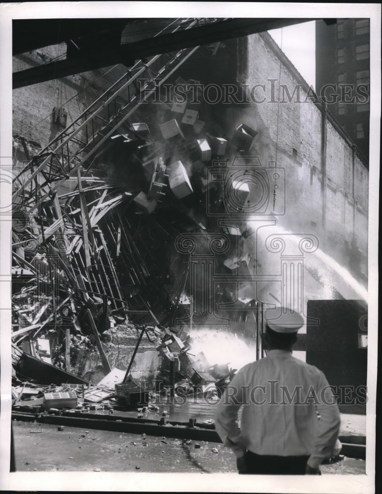 1950 Press Photo Chhicago, Ill furniture falls from building during demolition p - Historic Images