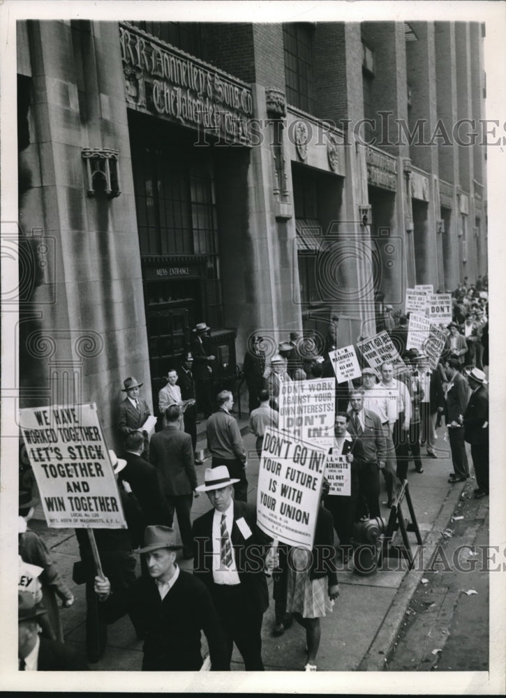 1945 union picketers at R. R&gt; Donnelly &amp; Sons Press bldg., Chicago - Historic Images