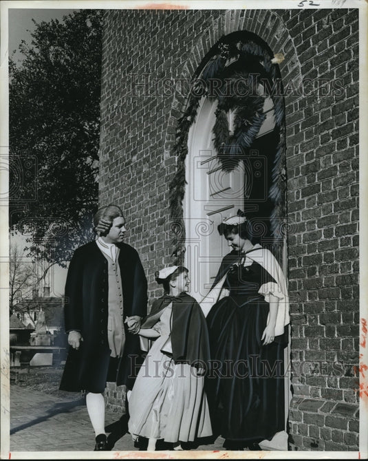 1964 Press Photo costumed people at Bruton Parish Church, Colonial Williamsburg - Historic Images