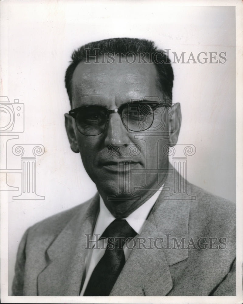 1955 Press Photo L,D. McLelland, Cleveland sales mgr for Stron Steel Corp - Historic Images