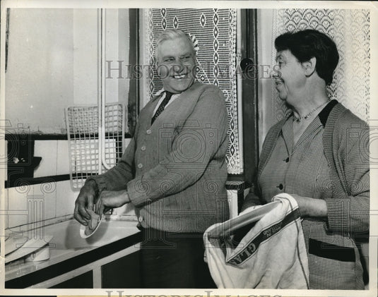 1961 Press Photo London, Harold Maskell & wife Florence, he has pacemaker-Historic Images