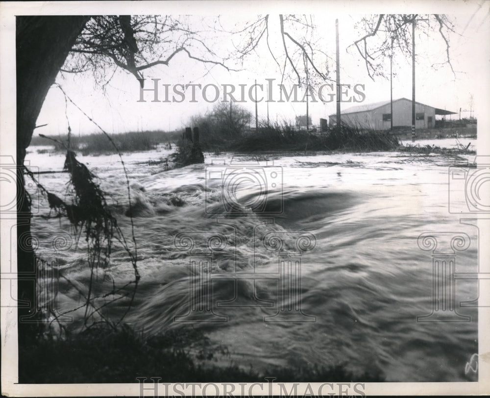 1952 Press Photo La, Calif. intersection of 174th &amp; Normandie flood waters - Historic Images