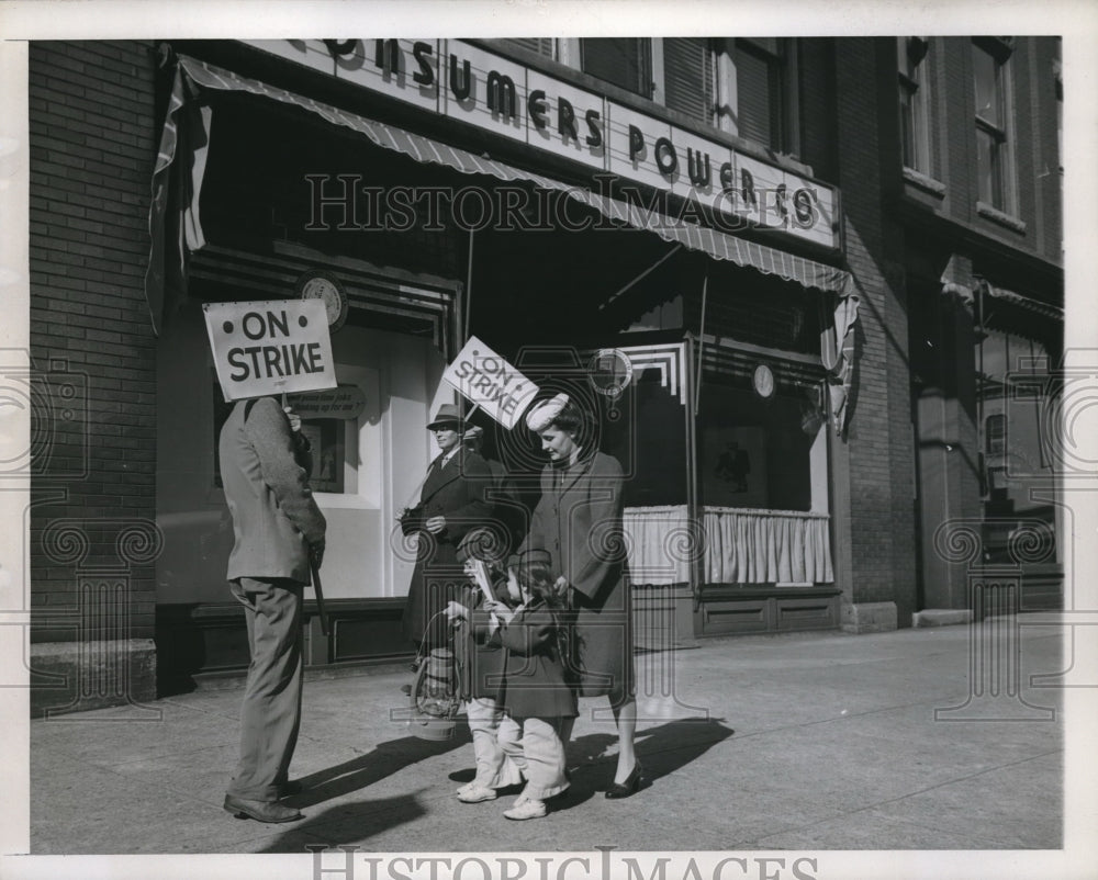 1945 Darleen Eckert Noreen Raymond Eckert - Historic Images