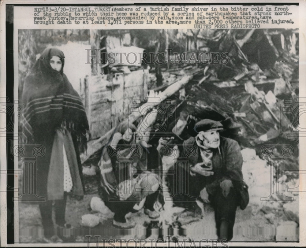 1953 Press Photo Turkish Family Shiver in Cold After Home Reduced by Earthquake - Historic Images