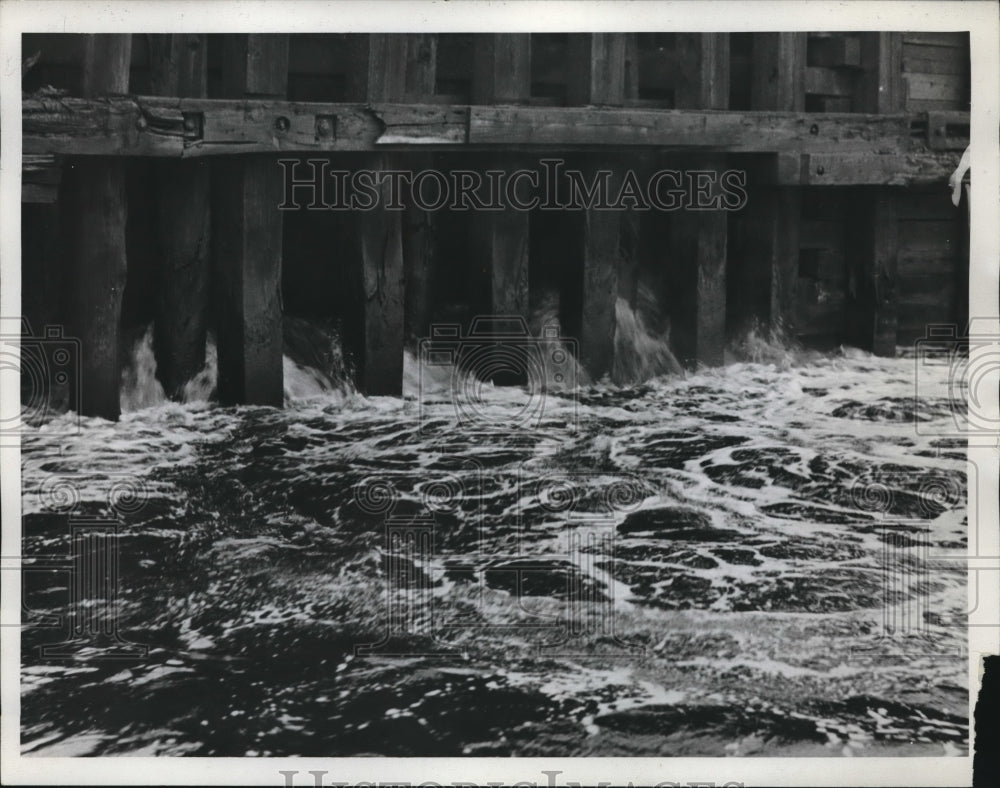 Press Photo Water Rushing Through Wood Structure at Unknown Location - Historic Images