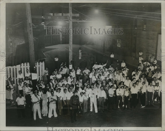 1934 Press Photo Pickets at Aluminum Company of America at Arnold Gate - Historic Images