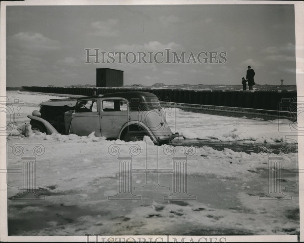 1937 Press Photo Cab Driver William A. Brett Was Forced Off Chicago&#39;s Highway - Historic Images