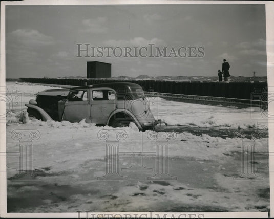 1937 Press Photo Cab Driver William A. Brett Was Forced Off Chicago's Highway - Historic Images
