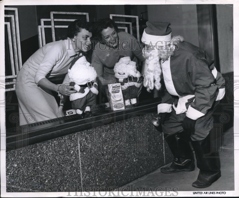 1960 Press Photo Emily Dawson &amp; Judy Murchison of Clipped Wings with Santas - Historic Images