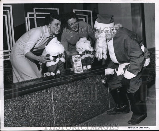 1960 Press Photo Emily Dawson & Judy Murchison of Clipped Wings with Santas - Historic Images